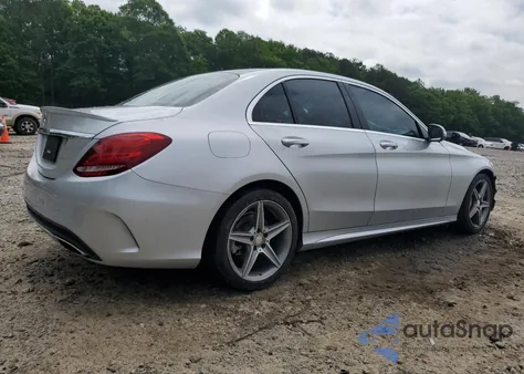 2015 Mercedes-Benz C 300 z USA, uszkodzony, nr VIN 55SWF4JB1FU051239